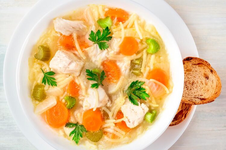 Aprenda a selecionar os ingredientes perfeitos, aprimorar os sabores e surpreender o paladar com esta iguaria clássica. Sopa Juliana.