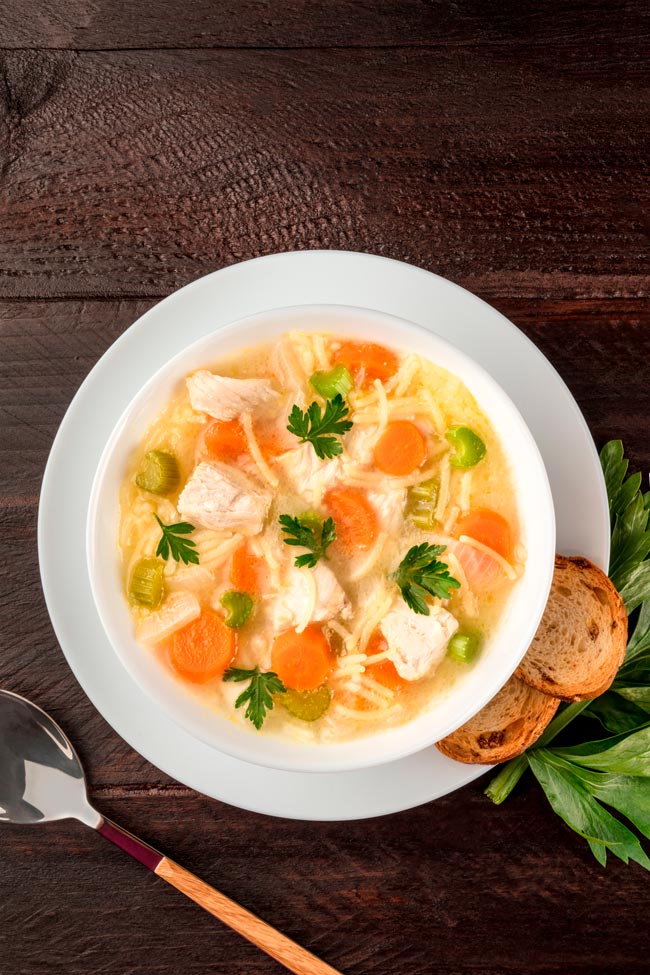 Aprenda a selecionar os ingredientes perfeitos, aprimorar os sabores e surpreender o paladar com esta iguaria clássica. Sopa Juliana.