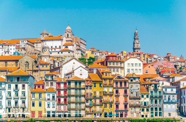 Um dos ícones mais emblemáticos da cidade do Porto, possui uma história rica e repleta de segredos fascinantes. Torre dos Clérigos