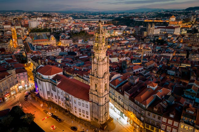 Um dos ícones mais emblemáticos da cidade do Porto, possui uma história rica e repleta de segredos fascinantes. Torre dos Clérigos