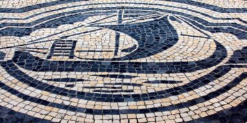 Conheça a história rica e colorida dos calceteiros do Porto, que moldaram as paisagens urbanas com suas habilidades tradicionais.