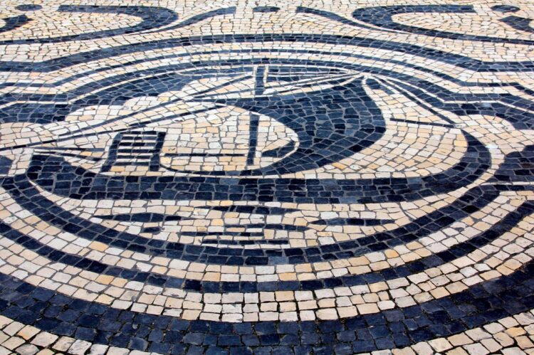 Conheça a história rica e colorida dos calceteiros do Porto, que moldaram as paisagens urbanas com suas habilidades tradicionais.