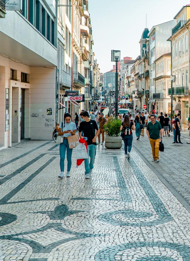Conheça a história rica e colorida dos calceteiros do Porto, que moldaram as paisagens urbanas com suas habilidades tradicionais.