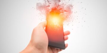 Aprenda a maximizar a vida útil da sua bateria e esclareça de uma vez por todas se carregar o telemóvel à noite é realmente prejudicial.