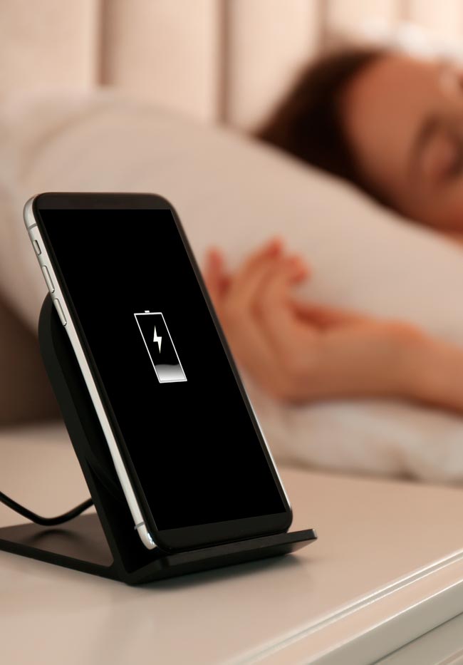 Aprenda a maximizar a vida útil da sua bateria e esclareça de uma vez por todas se carregar o telemóvel à noite é realmente prejudicial.