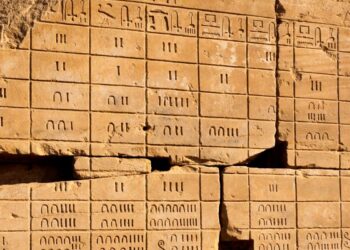 Desvende os segredos por trás do calendário e enriqueça o seu conhecimento sobre a história da linguagem.