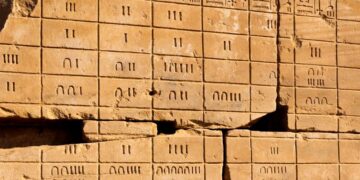 Desvende os segredos por trás do calendário e enriqueça o seu conhecimento sobre a história da linguagem.