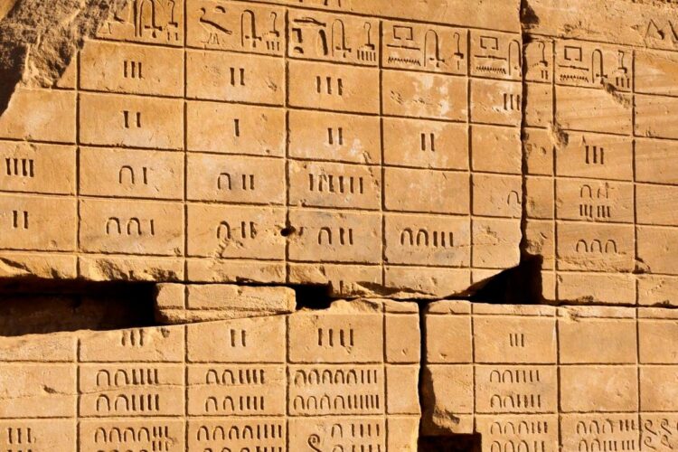 Desvende os segredos por trás do calendário e enriqueça o seu conhecimento sobre a história da linguagem.