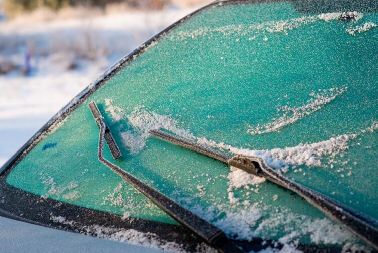 Poupe tempo e esforço nas manhãs geladas. gelo do para-brisas