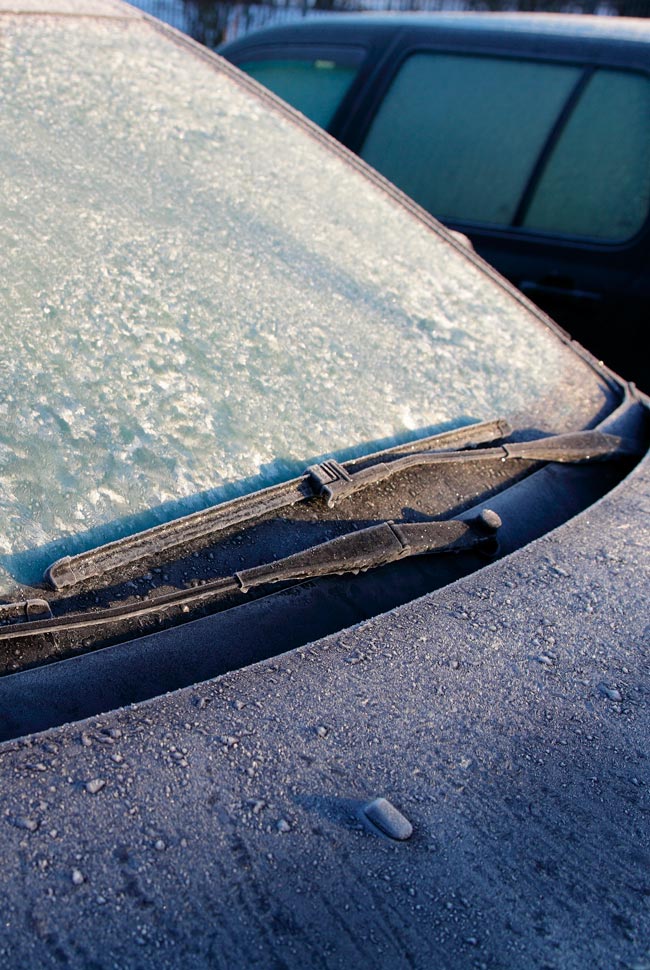 Poupe tempo e esforço nas manhãs geladas. gelo do para-brisas