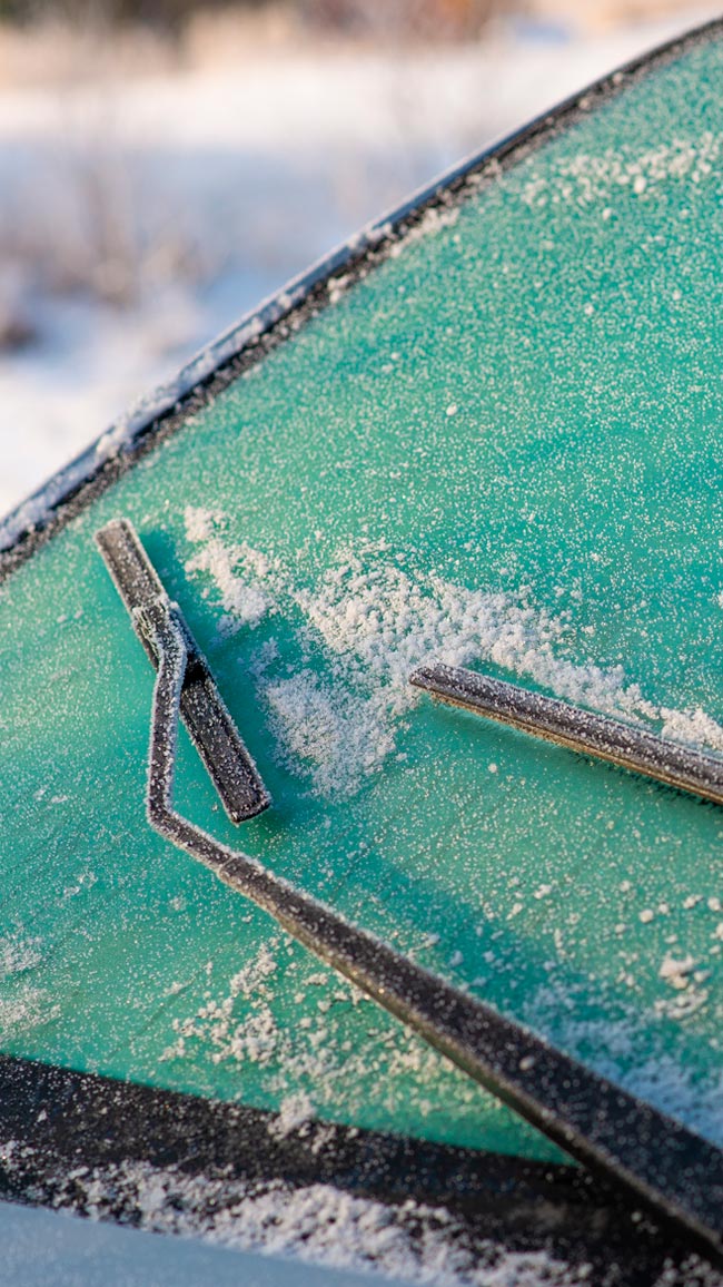 Poupe tempo e esforço nas manhãs geladas. gelo do para-brisas