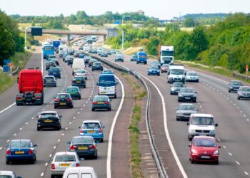 Entenda como esta peculiaridade influenciou o desenvolvimento das cidades e a forma como as pessoas se deslocam. conduz pelo lado esquerdo