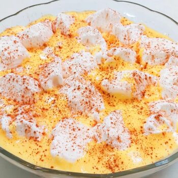 Delicadas nuvens de claras de ovo flutuando num cremoso e reconfortante leite aromatizado com casca de limão e canela. farófias
