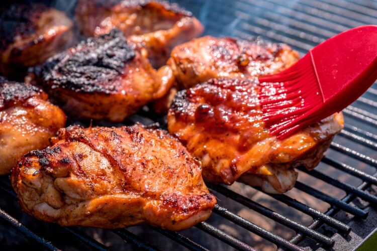 Este molho é a chave para realçar o sabor suculento e irresistível do frango. molho para frango de churrasco