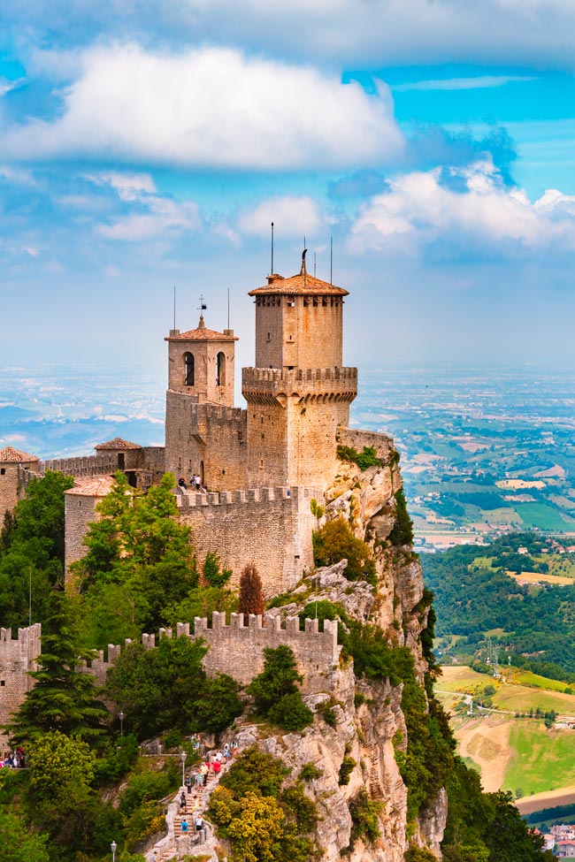 Os 5 países mais pequenos do mundo Pequenos, mas cheios de charme e singularidade. Os 5 países mais pequenos do mundo