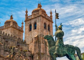 Da sua fundação medieval até aos dias atuais, mergulhe na história e na beleza desta catedral que é um tesouro do património português.