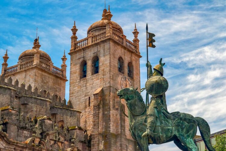 Da sua fundação medieval até aos dias atuais, mergulhe na história e na beleza desta catedral que é um tesouro do património português.