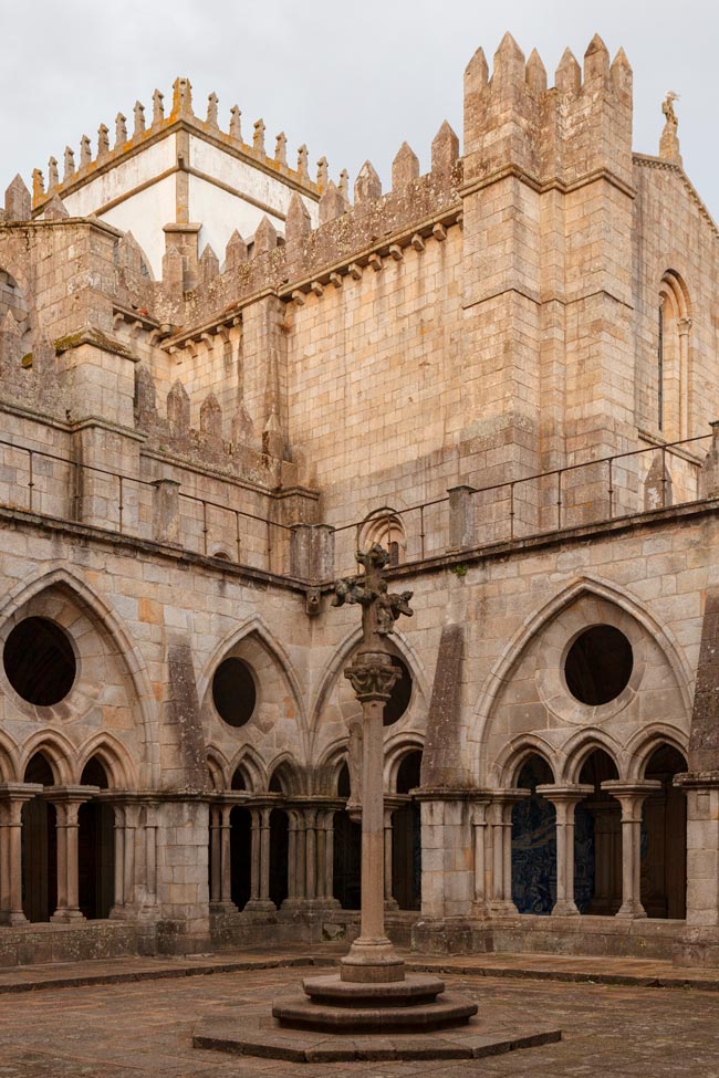 Venha desvendar a fascinante narrativa por trás da Sé Catedral do Porto!