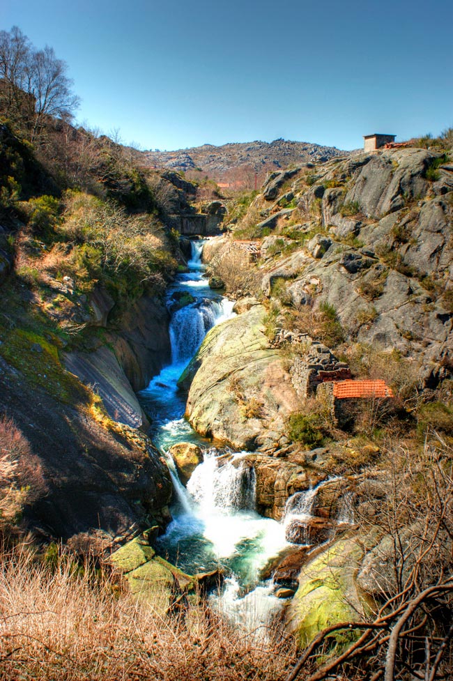 Casas tradicionais de pedra e paisagens deslumbrantes que capturam a essência da cultura e tradição minhotas. aldeias do Minho