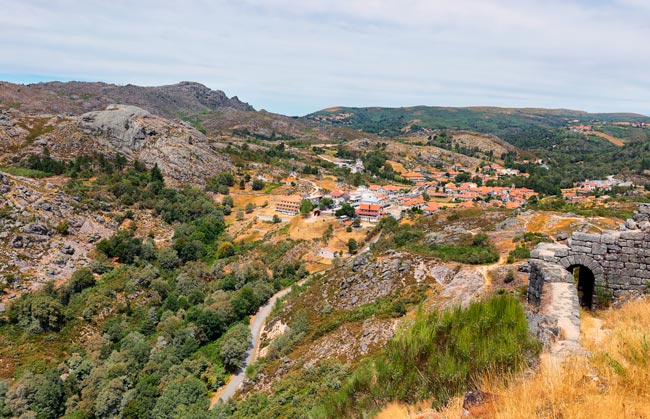 Casas tradicionais de pedra e paisagens deslumbrantes que capturam a essência da cultura e tradição minhotas. aldeias do Minho