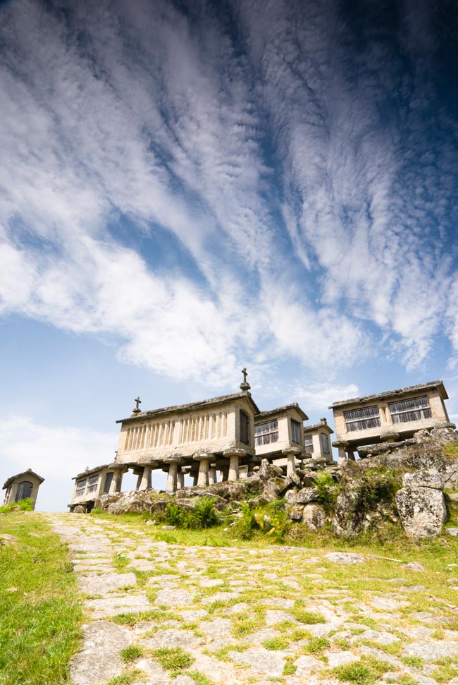 Casas tradicionais de pedra e paisagens deslumbrantes que capturam a essência da cultura e tradição minhotas. aldeias do Minho