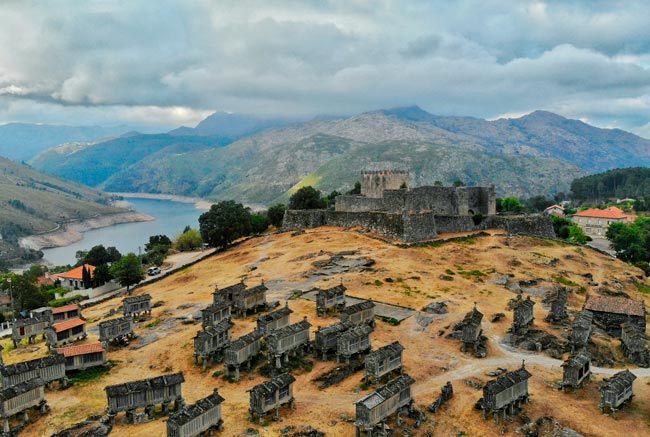 Casas tradicionais de pedra e paisagens deslumbrantes que capturam a essência da cultura e tradição minhotas. aldeias do Minho
