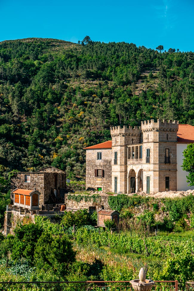 Casas tradicionais de pedra e paisagens deslumbrantes que capturam a essência da cultura e tradição minhotas. aldeias do Minho