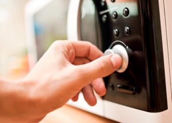 Descubra nove maneiras surpreendentes de aproveitar ao máximo o seu micro-ondas. utilidades surpreendentes do micro-ondas