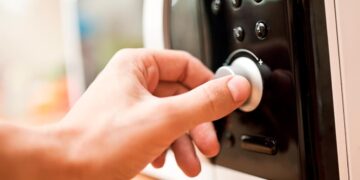 Descubra nove maneiras surpreendentes de aproveitar ao máximo o seu micro-ondas. utilidades surpreendentes do micro-ondas