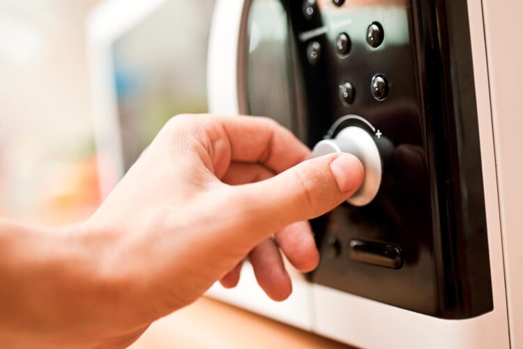 Descubra nove maneiras surpreendentes de aproveitar ao máximo o seu micro-ondas. utilidades surpreendentes do micro-ondas