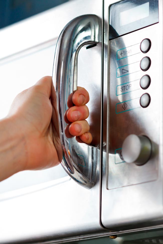 Descubra nove maneiras surpreendentes de aproveitar ao máximo o seu micro-ondas. utilidades surpreendentes do micro-ondas
