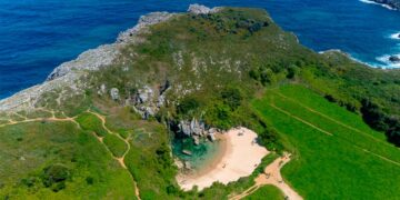 Prepare-se para ser surpreendido pelo encanto e mistério desta praia peculiar. praia mais pequena do mundo