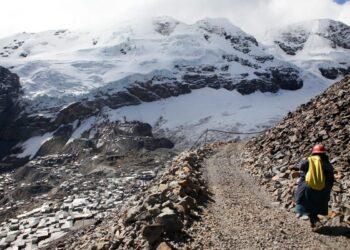 Os habitantes demonstram resiliência e solidariedade para enfrentar todos os desafios que esta cidade lhes apresenta.