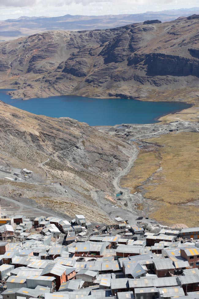 A vida na cidade mais alta do mundo Os habitantes demonstram resiliência e solidariedade para enfrentar todos os desafios que esta cidade lhes apresenta. cidade mais alta do mundo