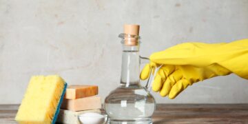 Descubra formas eficazes de incorporar o vinagre nas suas rotinas de limpezas de primavera. vinagre nas limpezas