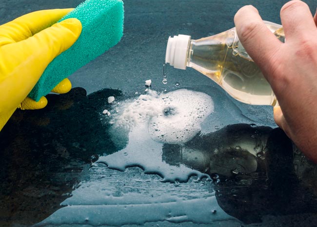 Descubra formas eficazes de incorporar o vinagre nas suas rotinas de limpezas de primavera. vinagre nas limpezas