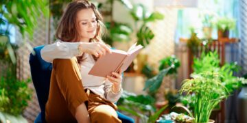 Conheça as sete plantas mais eficazes em purificar o ar, tornando o seu espaço mais fresco e limpo. plantas que purificam o ar