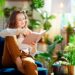 As 7 plantas que purificam o ar e que deve ter em casa Conheça as sete plantas mais eficazes em purificar o ar, tornando o seu espaço mais fresco e limpo. plantas que purificam o ar