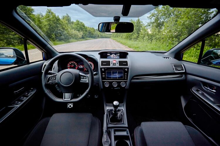 Descubra como silenciar os ruídos parasitas e indesejados no seu veículo. eliminar os ruídos irritantes no seu carro