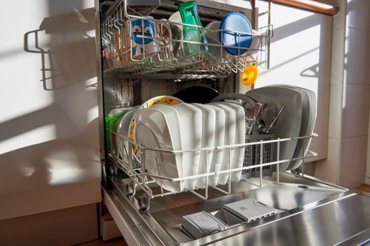 Prepare-se para resgatar a frescura da sua máquina de lavar louça e desfrutar de louças limpas e perfumadas a cada ciclo. mau cheiro da máquina de lavar louça