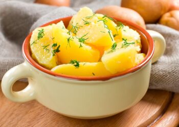 Prepare-se para dominar a arte de cozinhar batatas e impressionar os seus amigos e familiares sempre com pratos deliciosos. cozer batatas na perfeição