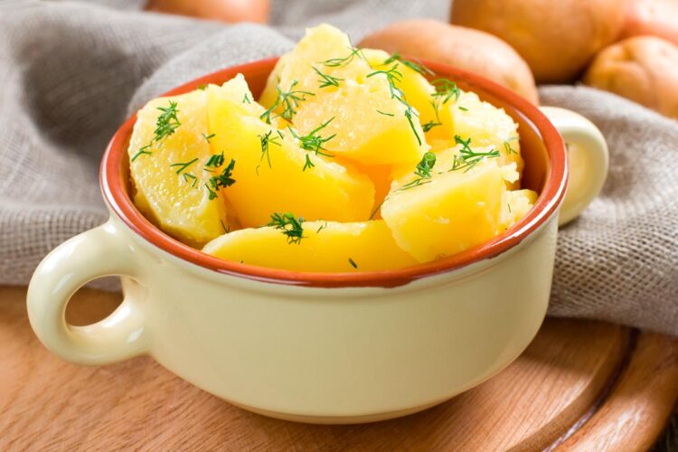Prepare-se para dominar a arte de cozinhar batatas e impressionar os seus amigos e familiares sempre com pratos deliciosos. cozer batatas na perfeição