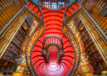 Descubra o que torna esta livraria tão especial e por que é considerada um verdadeiro tesouro cultural. livraria mais bonita do mundo