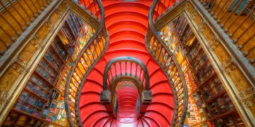 Descubra o que torna esta livraria tão especial e por que é considerada um verdadeiro tesouro cultural. livraria mais bonita do mundo