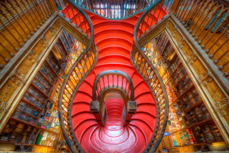 Livraria portuguesa eleita a livraria mais bonita do mundo Descubra o que torna esta livraria tão especial e por que é considerada um verdadeiro tesouro cultural. livraria mais bonita do mundo