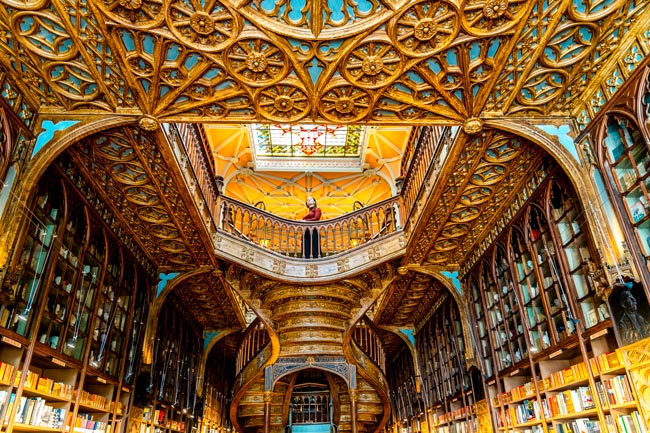 Livraria portuguesa eleita a livraria mais bonita do mundo Descubra o que torna esta livraria tão especial e por que é considerada um verdadeiro tesouro cultural. livraria mais bonita do mundo