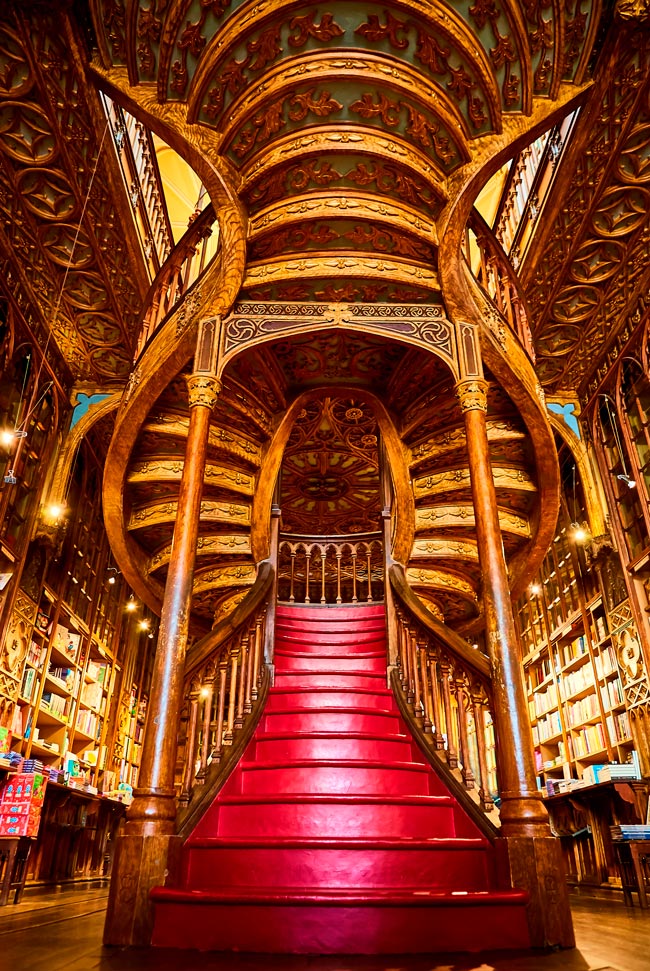 Livraria portuguesa eleita a livraria mais bonita do mundo Descubra o que torna esta livraria tão especial e por que é considerada um verdadeiro tesouro cultural. livraria mais bonita do mundo