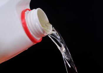 Descubra quais são os erros comuns a evitar ao usar lixívia como desinfetante. desinfetar com lixívia