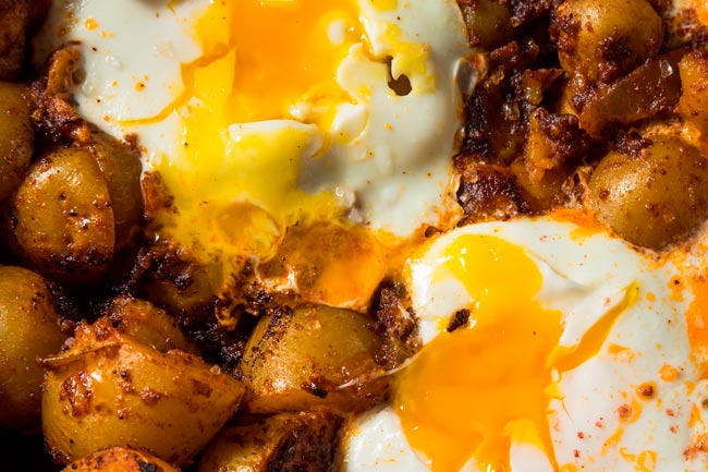 Desvende o segredo para preparar ovos rotos que deixarão todos com água na boca!