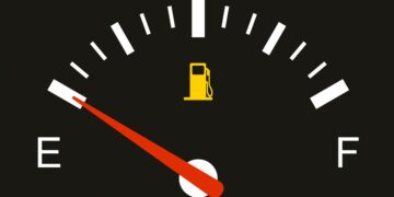 Conduzir na reserva pode sair-lhe caro